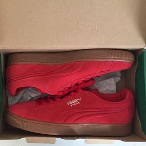 Red and brown pumas